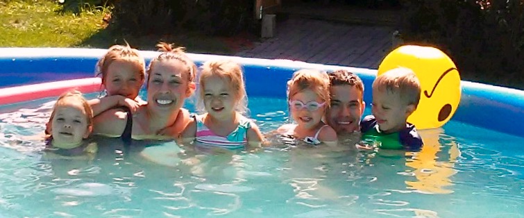 Fam in Pool